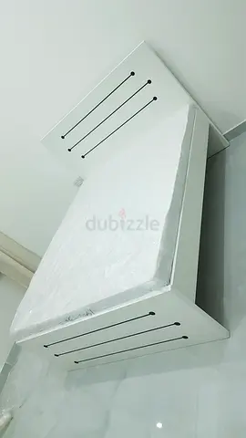 Im selling brand new queen size 150*190cm bed with mattress