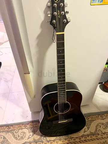 Guitar benntt black good condition