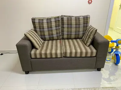 طقم الكنب للبيع (كنبة ٣ أشخاص + كنبة ٢ شخصين + كرسيين فردي  (عدد٢) بحاله ممتازه و