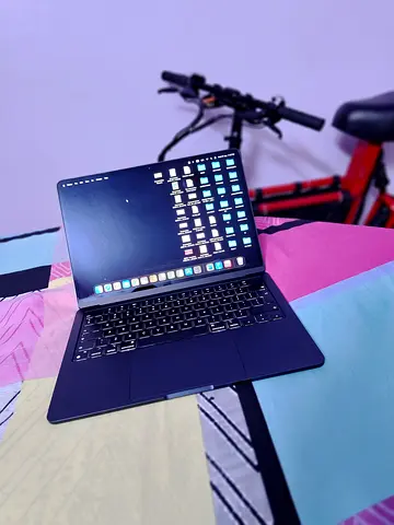 MacBook Air M2 13 inch with box