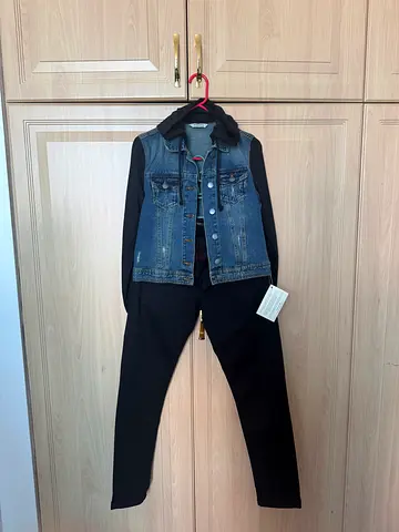 Stylish 2-piece casual outfit with a denim jacket featuring hoodie-style sleeves and matching black