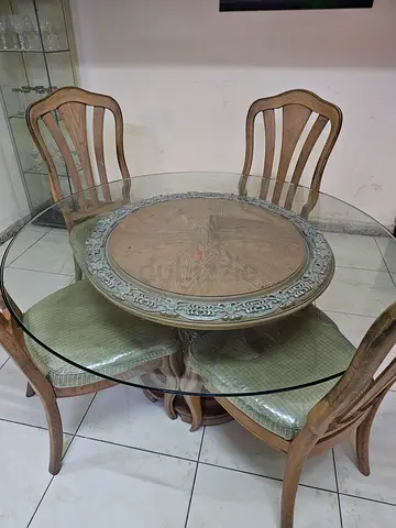 Elegant Round Glass-Top Dining Table with Stylish Chairs