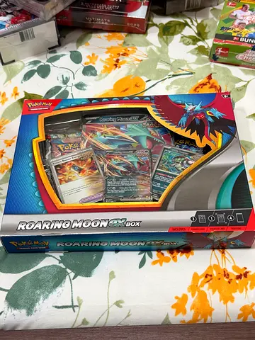 Pokémon Trading Card Game: Roaring Moon Box