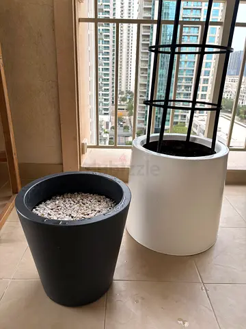 Outdoor pots (w/ soil)