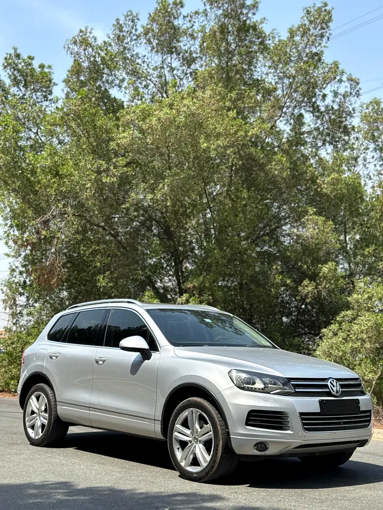 Volkswagen Touareg 2012 — photo 1 of 20