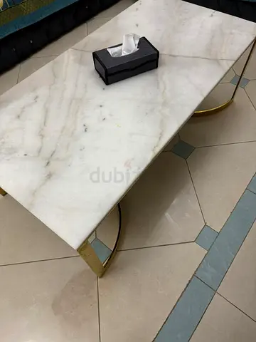 طاولة وسط للصالة سطحها رخام