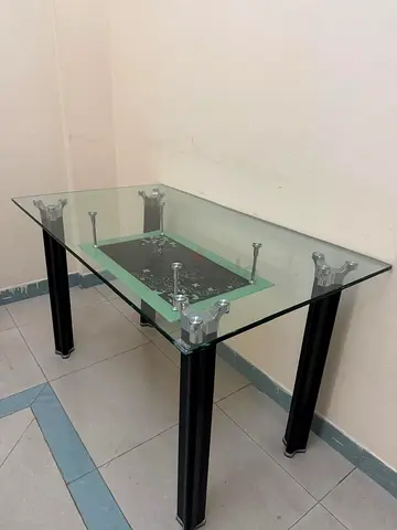طاولة طعام مع ٤ كراسي من زجاج