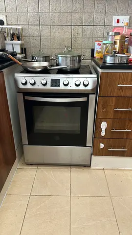 Electric cooker with oven