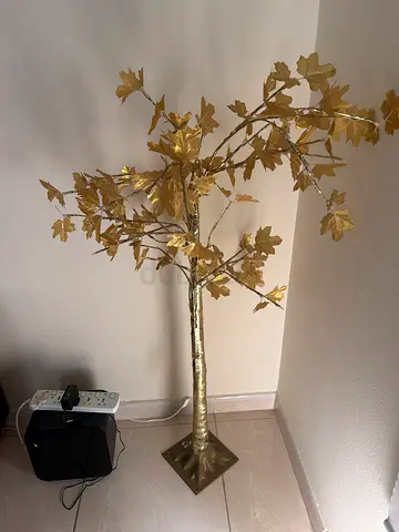 Elegantly Artistic Golden Tree Decor