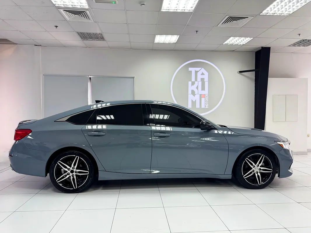 Honda Accord 2022 — photo 1 of 11
