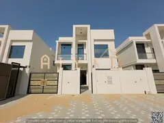 Villa directly from the owner, custom-finished, on a main street close to all services. Freehold own