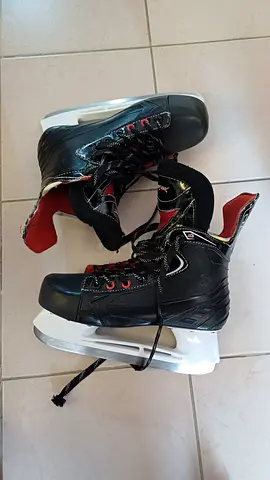 Ice Hockey Skates size 42-44 for 90 dhs