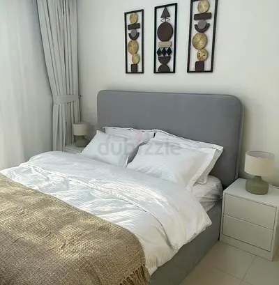 Comfortable Modern Bed Set with Stylish Decor
