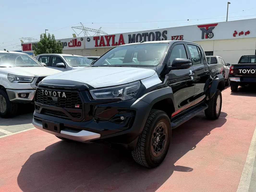 Toyota Hilux 2026 — photo 1 of 16