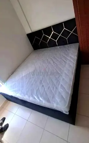 Modern king size 180*200cm Bed with Stylish Headboard