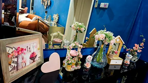 Charming Floral Decor Collection with Mirror and Accessories