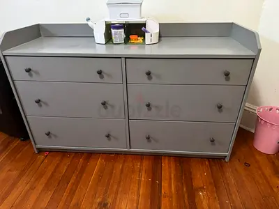 Stylish Gray Modern Dresser with Ample Storage