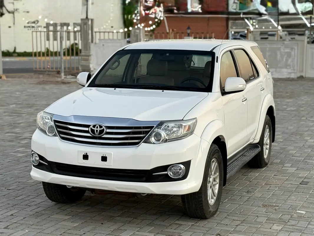 Toyota Fortuner 2014 — photo 1 of 14