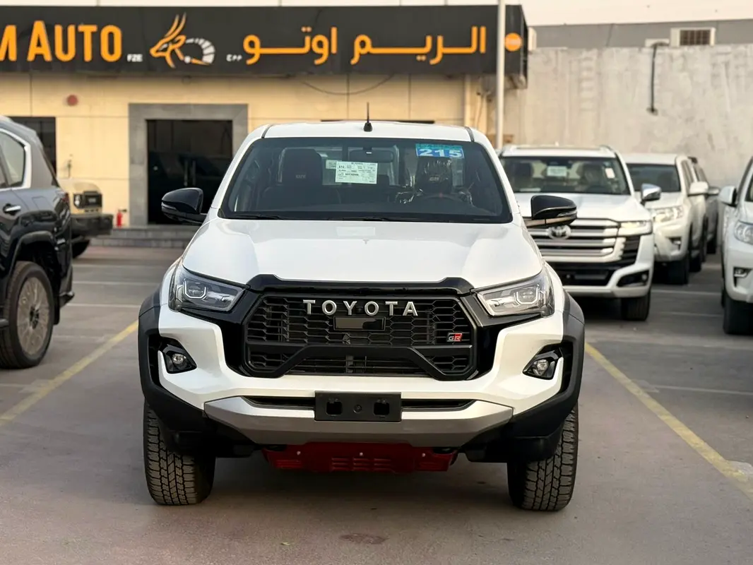 Toyota Hilux 2025 — photo 1 of 19
