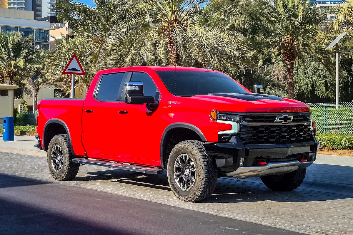 Chevrolet Silverado 2023 — photo 1 of 18