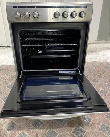 Oven 4 burners Hoover full electric 4 months used