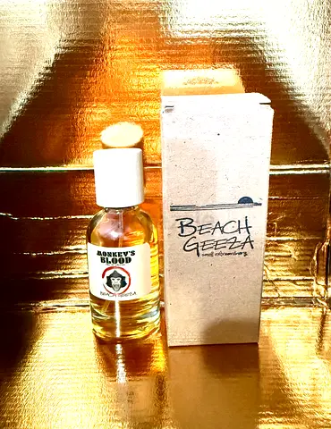 عطر نيش ارتيزنل نادر: Monkeys Blood من Beach Geeza - مثالي للبر والخروجات المفتوحة