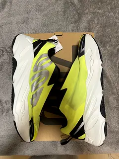 yeezy 700 mnvn sizing