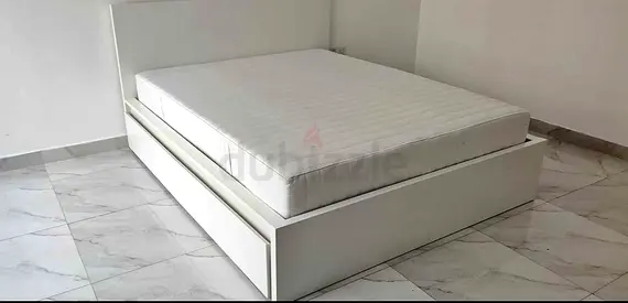 IKEA malam king‑size bed (180 × 200 cm) with 2 storage drawers underneath and an IKEA mattress