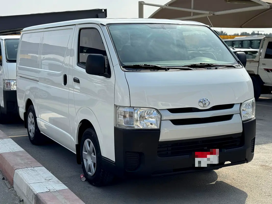 Toyota Hiace 2019 — photo 1 of 7