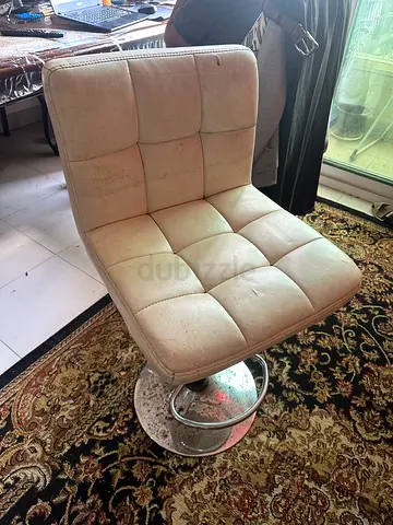 Elegant Vintage Accent Chair for Cozy Spaces