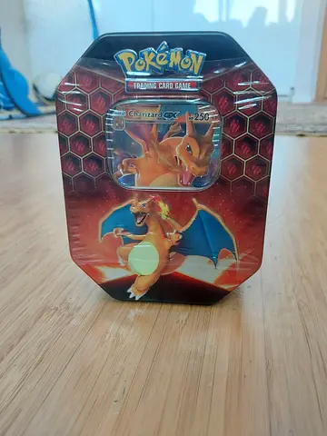 Pokemon Hidden Fates tin-charizard