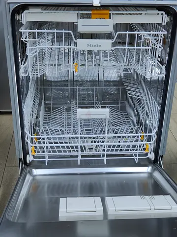 Miele built-in Dishwasher 3 Racks  Excellent condition perfect working free delivery
