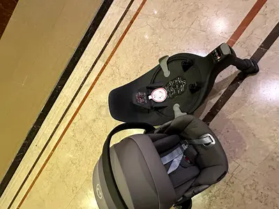 Cybex cloud T car seat with isofix base in perfect condition