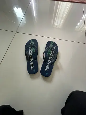 Selling new flip flop slides