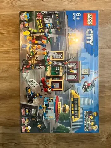 FLASH SALE BRAND NEW LEGO 60271 CITY MAIN SQUARE
