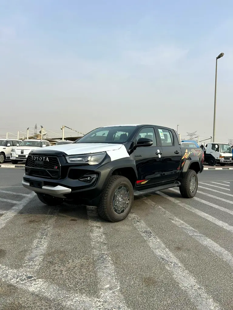 Toyota Hilux 2025 — photo 1 of 20