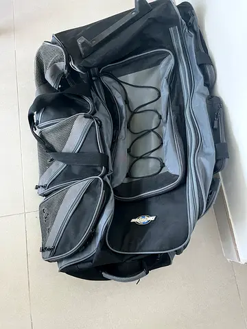 Duffle bag with wheels