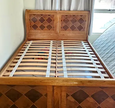 Good condition king size wooden cot for sale in Al Muwaiji,  Al Ain