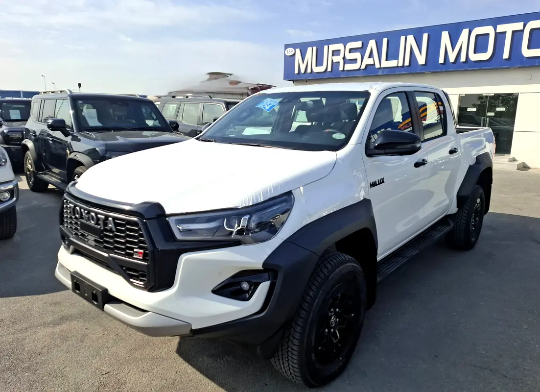 Toyota Hilux 2026 — photo 1 of 18