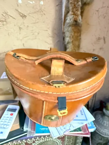 A hat box with a top hat and leather, first half of the 20th century.