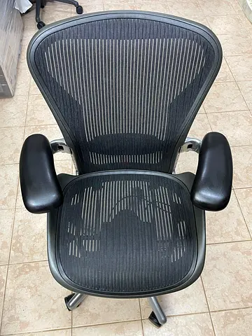 Herman Miller Size B  Aeron Classic Chair fully loaded Steel Base