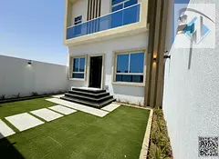 Townhouse for sale at an excellent, negotiable price. It has a large courtyard. Freehold for all nat