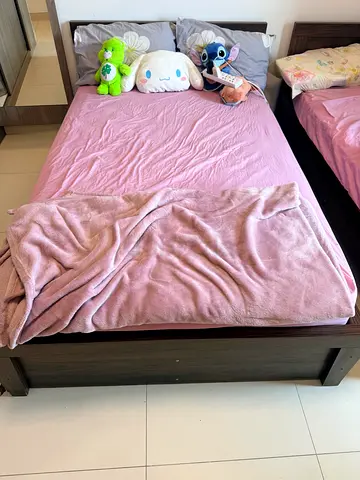 Two twin beds for sale with memory foam mattresses