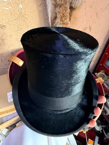 A hat box with a top hat and leather, first half of the 20th century.