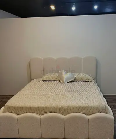 Elegant Upholstered Queen Size Bed