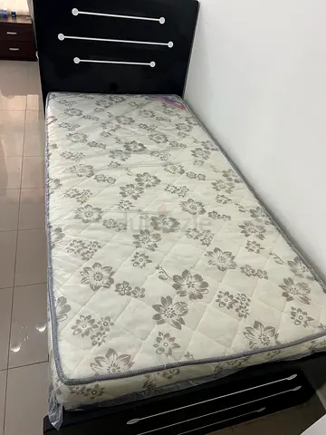 Hi I want to sale single bed with mattress brand new