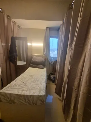 Female executive window bed space near MOE metro