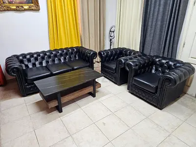 Elegant Black Leather Chesterfield Sofa Set .. جلد طبيعي . ثمنه الأصلي 18000 .مو جود في العين