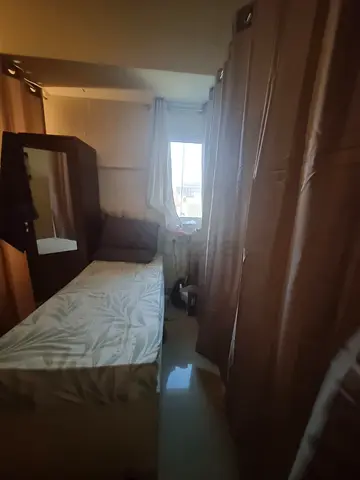 Female executive window bed space near MOE metro