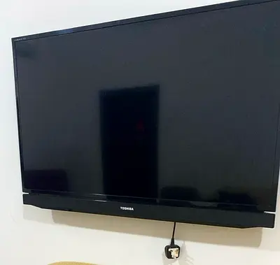 Toshiba 40-inch TV in good working condition.
Non-Smart TV.
Clear picture and good sound.
No cracks